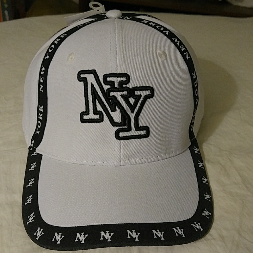 BASEBALL  CAP WITH NEW YORK LOGO. ADJUSTABLE BACK